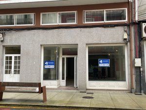 Lloguer Local Comercial a Avenida del doctor tourón 15. Se alquila local comercial en el centro de vilagarcía