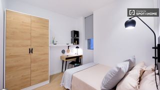 Location Appartement à Gran Via. Amplia habitación en alquiler en apartamento de 5 dormitorios en