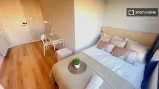Location Appartement à Mont Olivet. Habitación en piso compartido de 7 habitaciones en alquiler en v