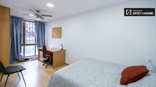 Rent Flat in La Roqueta. Se alquila habitación en piso de 5 dormitorios en valencia