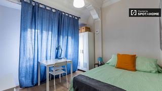 Lloguer Pis a El Botànic. Se alquila habitación en apartamento de 6 dormitorios en extramu