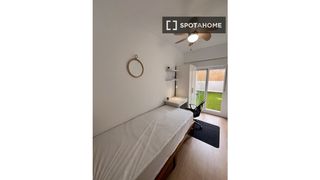 Location Appartement à Mont Olivet. Se alquila habitación en piso de 5 dormitorios en valencia