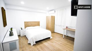 Affitto Appartamento in Arrancapins. Se alquila habitación en apartamento de 5 dormitorios en patraix