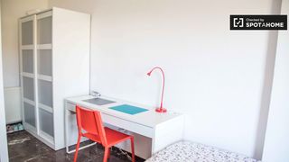 Rent Flat in La Carrasca. Habitación en piso compartido en la vega baixa, valencia