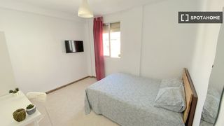 Rent Flat in Cruz Roja. Habitación en piso compartido en alquiler en villegas, sevilla.