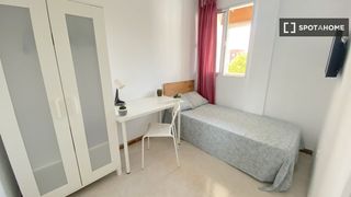 Rent Flat in Cruz Roja. Habitación en piso compartido en alquiler en villegas, sevilla.