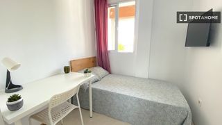 Rent Flat in Cruz Roja. Habitación en piso compartido en alquiler en villegas, sevilla.