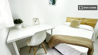 Rent Flat in El Torrejón - El Cerezo. Habitación en piso compartido de 4 habitaciones en alquiler en l