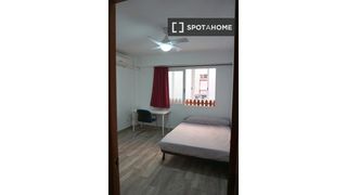 Affitto Appartamento in Ciutat Jardí. Se alquila acogedora habitación en piso de 5 habitaciones en alg