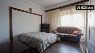Lloguer Pis a Mont Olivet. Habitación en apartamento de 7 dormitorios en quatre carreres va