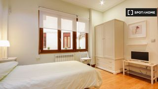 Location Appartement à Zabalburu. Habitación en apartamento de 4 dormitorios en abando e indautxu,