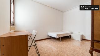 Rent Flat in El Botànic. Habitación en piso compartido de 5 habitaciones en el botànic, v