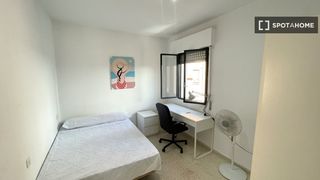Rent Flat in Triana Oeste. Habitación en piso compartido de 5 habitaciones, triana, sevilla