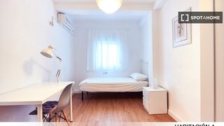 Lloguer Pis a El Torrejón - El Cerezo. Se alquila habitación en piso de 4 habitaciones en macarena, sev