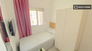 Rent Flat in El Torrejón - El Cerezo. Habitación en piso compartido en alquiler en la palmilla, sevill