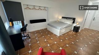 Lloguer Pis a Capellanía - Retamar. Habitación en piso compartido de 9 habitaciones en málaga.
