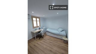 Rent Flat in Juzgados. Se alquila habitación en piso de 5 habitaciones en soternes, val