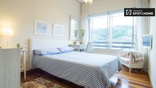 Lloguer Pis a Abandoibarra - Guggenheim. Amplia habitación en un apartamento de 3 dormitorios en abando,