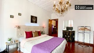 Miete Etagenwohnung in La Roqueta. Se alquila habitación en apartamento de 5 dormitorios en extramu