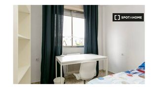 Alquiler Piso en Camino de Ronda. Habitación en piso compartido de 5 habitaciones en camino de ron