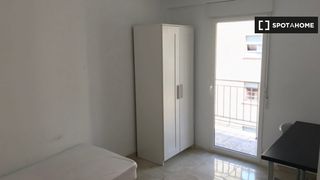 Affitto Appartamento in Torrefiel. Alquiler de habitaciones en apartamento de 5 dormitorios en rasc