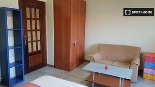 Location Appartement à Carmelitas. Habitación soleada en el centro de salamanca  mujeres