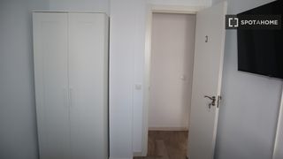 Miete Etagenwohnung in El Cerro. Se alquila habitación en piso de 4 habitaciones en sevilla