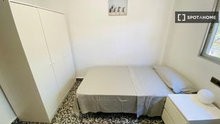 Rent Flat in La Creu Coberta. Habitación en piso compartido en valència