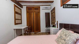 Miete Etagenwohnung in La Roqueta. Se alquila habitación en apartamento de 4 dormitorios en extramu