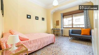 Affitto Appartamento in Russafa. Habitación vibrante en piso de 5 habitaciones en eixample, valen