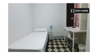 Rent Flat in Centro - Sagrario. Habitación en piso compartido de 6 habitaciones en centrosagrari
