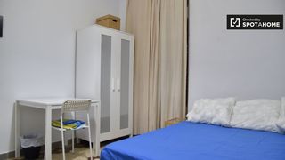 Affitto Appartamento in Russafa. Se alquila habitación en apartamento de 4 dormitorios en leixamp