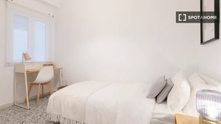 Rent Flat in Ensanche-Diputación. Habitación en piso compartido de 5 habitaciones, alicante