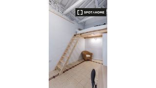 Miete Etagenwohnung in Centro - Sagrario. Se alquila habitación en piso de 8 habitaciones en granada