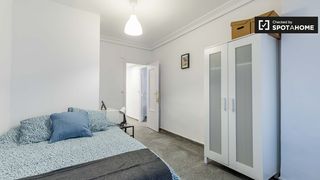 Lloguer Pis a Jaume Roig. Se alquila habitación en gran apartamento de 5 dormitorios en el