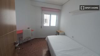 Rent Flat in Ciutat Jardí. Habitación en piso compartido en valència