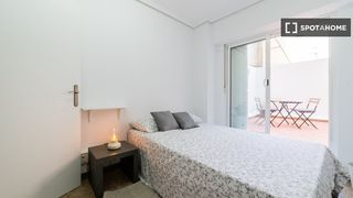 Lloguer Pis a El Pla del Remei. Se alquila habitación en apartamento de 5 dormitorios en el eixa
