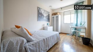 Affitto Appartamento in Barrio de Campanar. Se alquila habitación en apartamento de 4 dormitorios en campana