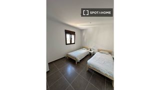Alquiler Piso en San Ildefonso. Se alquila habitación en piso compartido de 13 habitaciones en g