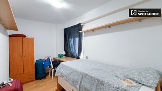 Miete Etagenwohnung in Torrefiel. Se alquila habitación en piso de 5 dormitorios en valencia