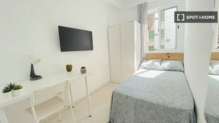 Rent Flat in El Torrejón - El Cerezo. Habitación en piso compartido en alquiler en el rocío, sevilla.