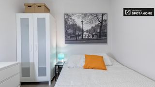 Location Appartement à Russafa. Se alquila habitación en apartamento de 5 dormitorios en leixamp
