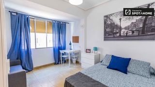 Affitto Appartamento in El Pilar. Habitación en apartamento de 5 dormitorios en ciutat vella, vale
