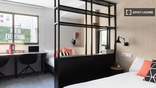 Rent Flat in La Bega Baixa - Plaza Xúquer. Cama en estudio compartido en valencia