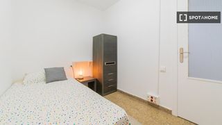Affitto Appartamento in El Pla del Remei. Se alquila habitación en apartamento de 5 dormitorios en el eixa