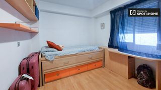 Miete Etagenwohnung in Torrefiel. Se alquila habitación en piso de 5 dormitorios en valencia