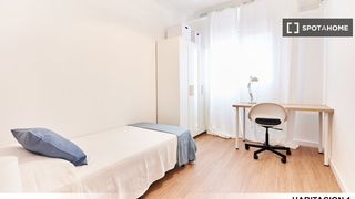 Rent Flat in La Oliva. Habitación compartida de 4 habitaciones en polígono sur, sevilla