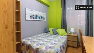 Rent Flat in Caballería Española. Habitación en un piso compartido de 5 habitaciones en alquiler e