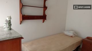 Alquiler Piso en La Princesa. Se alquila habitación en jardín de la abadía, málaga