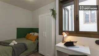 Rent Flat in La Roqueta. Habitación en piso compartido de 8 habitaciones, sant francesc v
